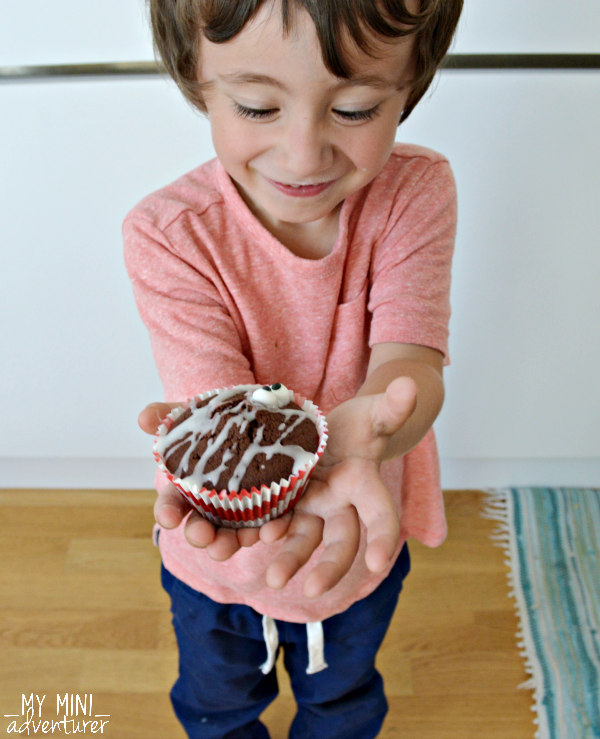 mummy-cupcake-holding